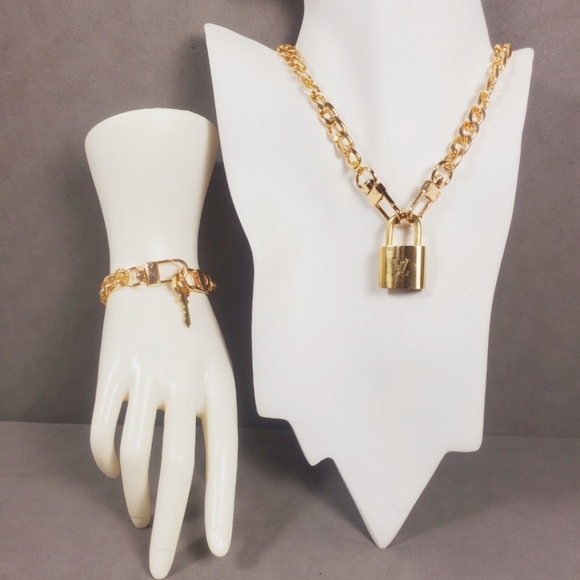 #333 Authentic LOUIS VUITTON Lock Key Set Padlock Brass Polished Chain Necklace - Picture 2 of 9